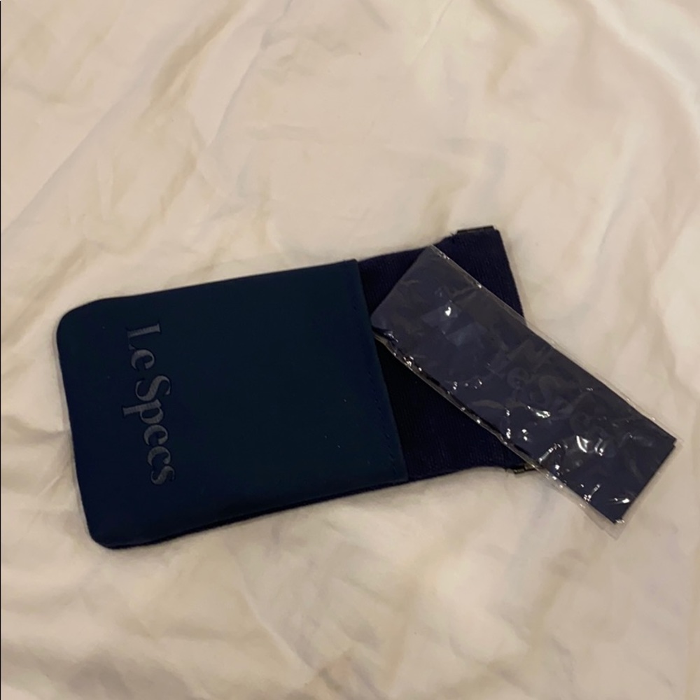 Le Specs Traveling Case w/ Cleaning Cloth